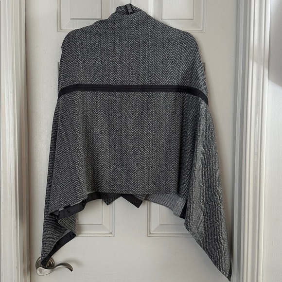 Lululemon Vinyasa Scarf Wrap gray white heathered color snap buttons one size - Picture 7 of 9